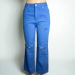 Women's blue high-waist straight-leg jeans made from 100% cotton, featuring slits on the knees.